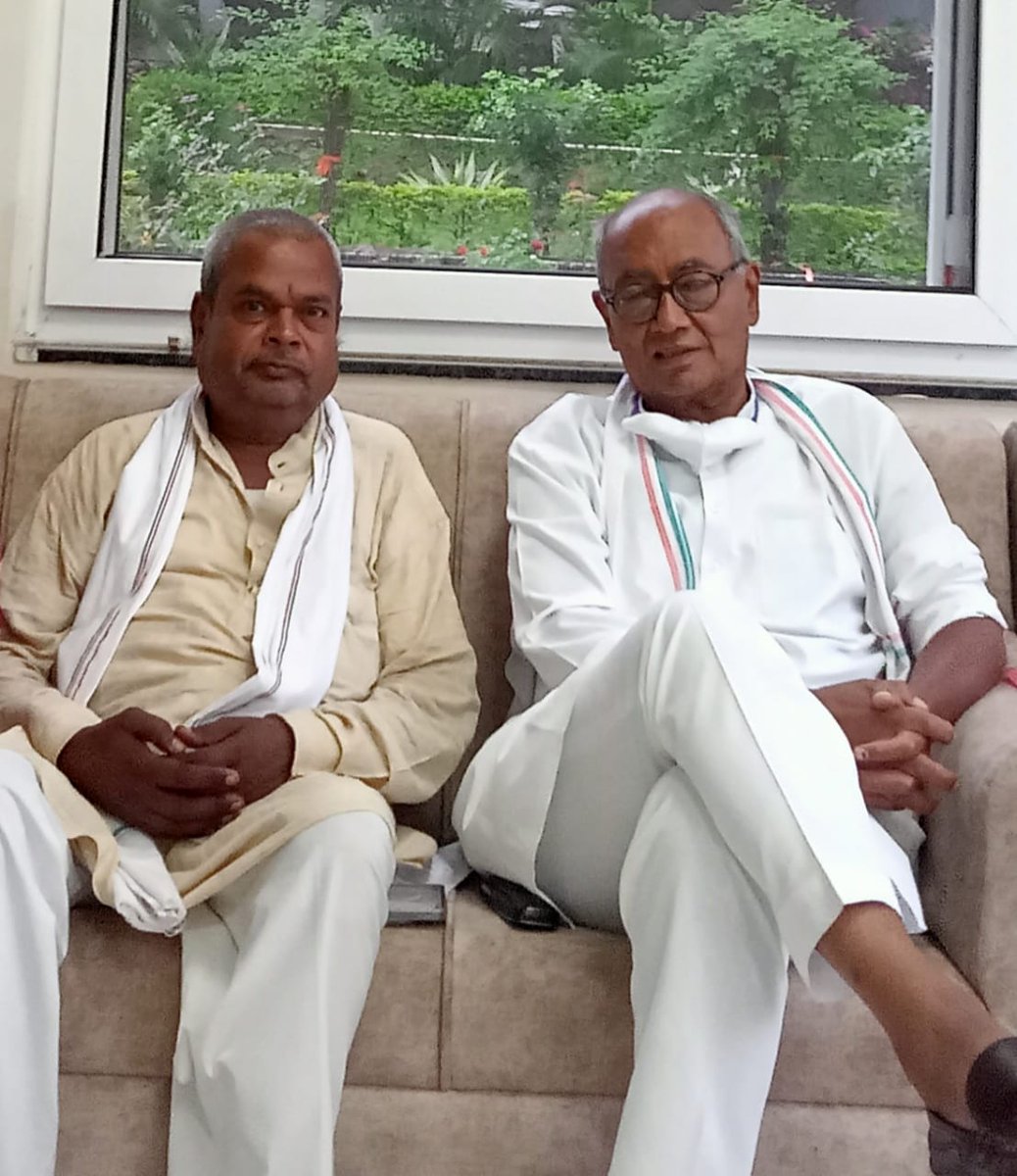 dayashankar_02's tweet photo. पूर्व मुख्यमंत्री आदरणीय दिग्विजय सिंह जी से मुलाकात कर पवई विधानसभा को लेकर चर्चाऐ की https://t.co/7tU4GoFbQv
