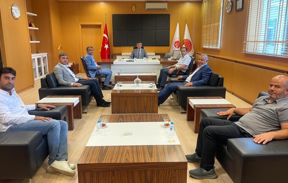 Yönetim Kurulu Başkanımız Sn. Memet Aslan ve Yönetim Kurulu Üyelerimiz; Van Adalet Komisyonu Başkanı Sn. Eyüphan Kılıç'a hayırlı olsun ziyaretinde bulundular.

<a href="/memetaslanOSB/">Memet Aslan</a> <a href="/YasarSen30/">Yaşar Şen</a> <a href="/yunus_mirun/">Yunus İnan</a>
<a href="/beysangid/">Veliözbey</a> <a href="/FeyatGultepe/">FEYAT GÜLTEPE</a>