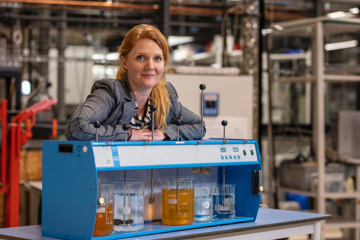 TUDAlumni's tweet photo. Drinking water specialist prof. @dorisvanhalem &amp; Ghanaian PhD candidate Lydia Senanu are working to improve #ceramicwaterfilters in order to remove heavy metals from drinking water by using local materials.

Read more about it in the #DelftMatters: https://t.co/77j6MzMObz https://t.co/uUY21KPqMm