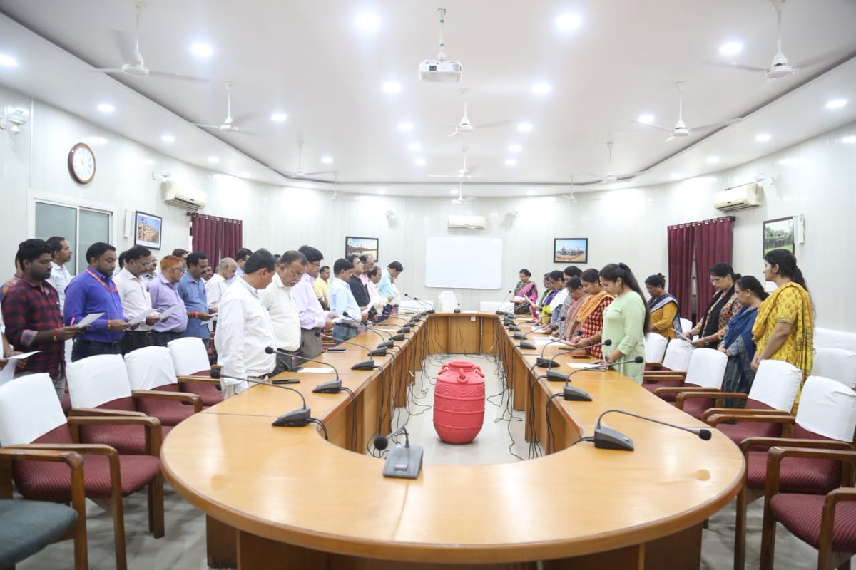 jdjsbhopal's tweet image. कमिश्नर सभाकक्ष में अधिकारी-कर्मचारियों को दिलाई #सद्भावना_दिवस की शपथ

@JansamparkMP 
#SadbhawnaDiwas