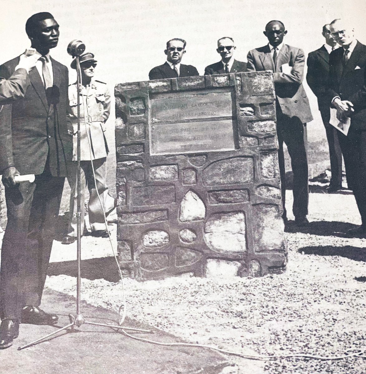 📸l4 décembre 1960:  le commissaire aux travaux publics, Joseph Cimpaye, inaugure le tronçon (RN1) financé par <a href="/Banquemondiale/">Banque mondiale</a> .
#Burundi