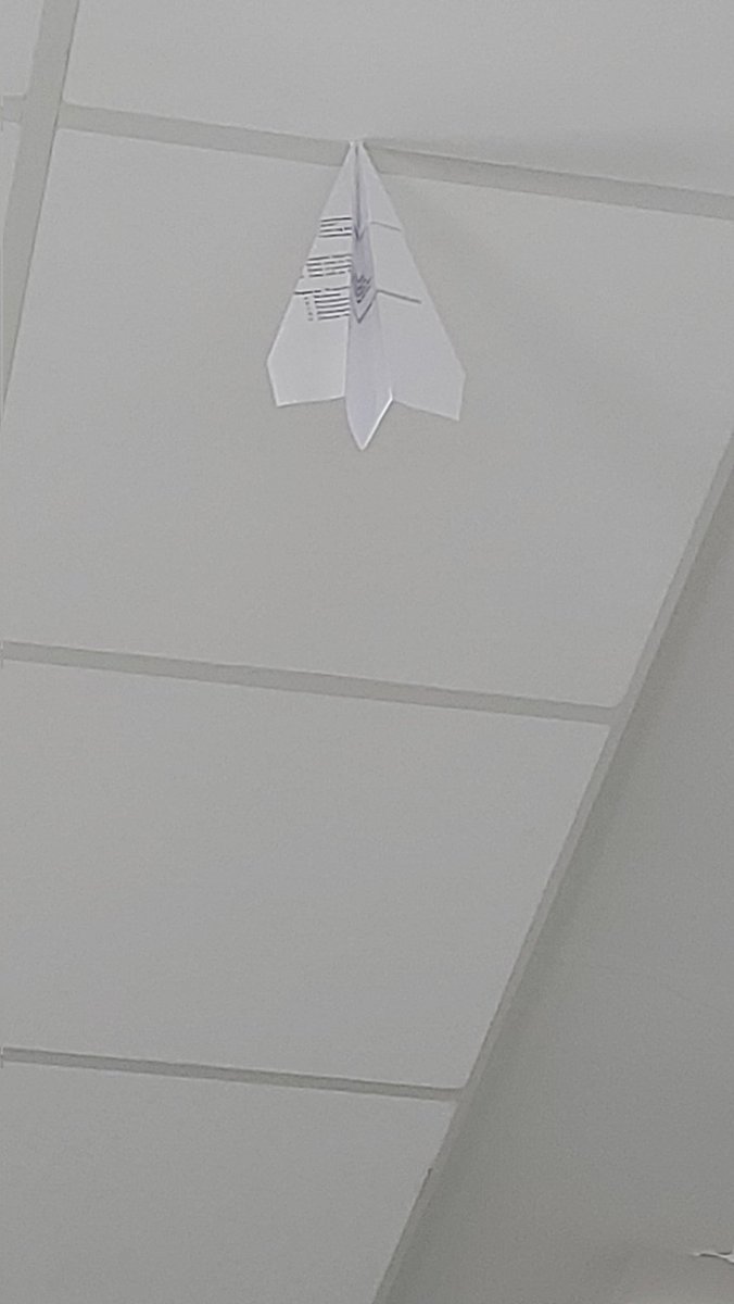 HallvardLervik's tweet photo. Det er eit #papirfly i #taket https://t.co/36f6Y2LYOt
