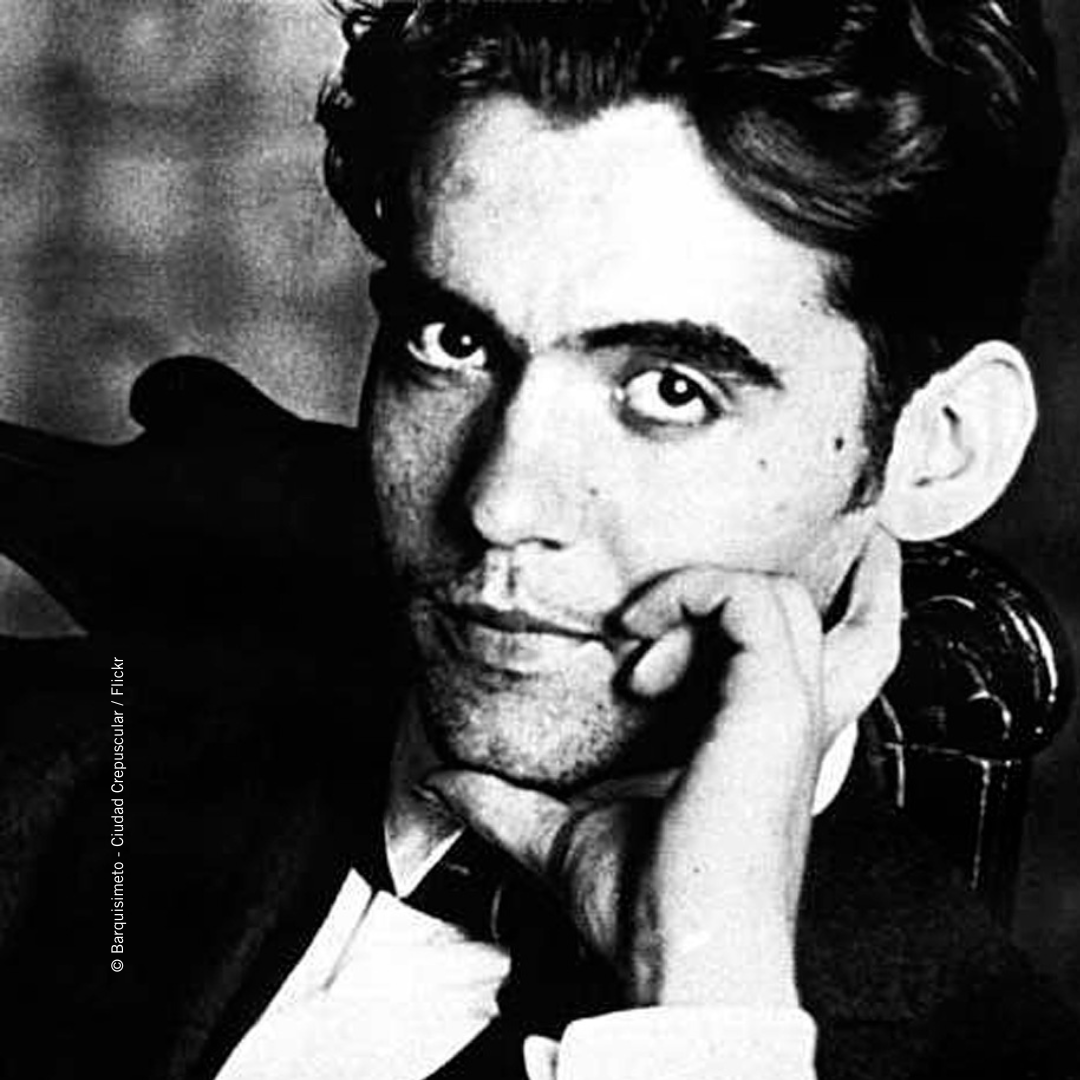 amnistiaespana's tweet photo. "Pero sigue durmiendo, vida mía. 
¡Oye mi sangre rota en los violines!
¡Mira que nos acechan todavía!"

Hoy fue fusilado Federico García Lorca. No te olvidamos 🏳️‍🌈. Y recordamos: derechos LGBTI = derechos humanos: https://t.co/yIAiLLecdH https://t.co/8jLmsHtFyb