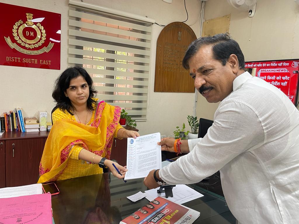 rajpalsingh_bjp's tweet photo. सुखदेव विहार के नज़दीक वेस्ट टू एनर्जी प्लांट जिसकी वजह से #कैन्सर जैसी बीमारियाँ फैल रही है, इस वजह से इसको कही और सिफ़्ट करने लिए डीएम महोदया को #RWA के सदस्य और निवासियों के साथ ज्ञापन देते हुए|

#सुखदेव_विहार  #SukhdevVihar #SouthEastDelhi #dmsoutheast #Delhi #Development https://t.co/JPUGF0dJG2