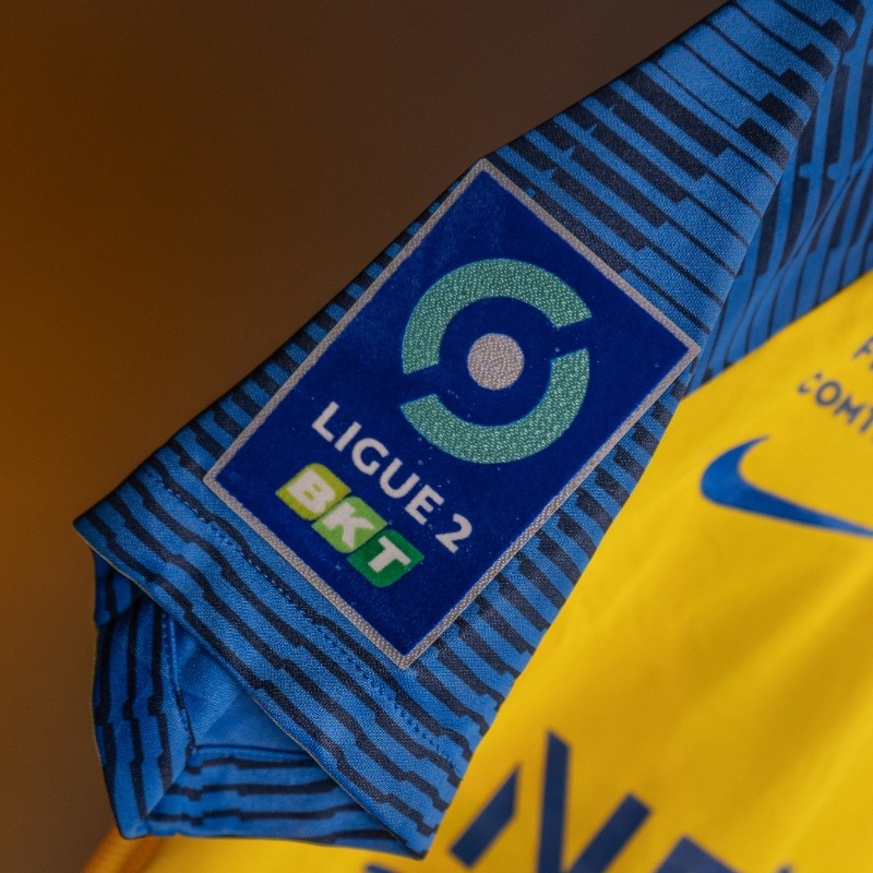 FCSM_officiel's tweet photo. 👕🔚 Il ne vous reste plus que quelques jours pour vous procurer sur @MatchWornShirt l'un des 18 maillots dédicacés des joueurs retenus pour #FCSMASC.

Trois maillots signés par toute l'équipe sont aussi disponibles ⤵️