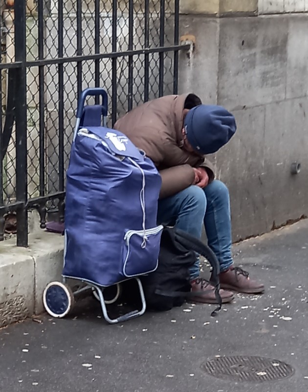 Paris ville des paillettes ?
Photo prise Place Victor Hugo.
#HELPTHEHOMELESS #SDF #poor #pauvreté #solitude #Paris #Paris2024 <a href="/emmaus_france/">Emmaüs France</a> <a href="/SecoursPop/">Secours populaire</a> @caritasfrance <a href="/ArmeeduSalut/">Fondation de l'Armée du Salut</a> <a href="/restosducoeur/">Les Restos du Coeur</a> <a href="/LaMaraudeParis/">La Maraude Paris</a> <a href="/Paris/">Paris</a> <a href="/LeParisien_75/">Le Parisien | Paris</a> <a href="/EMMAUSolidarite/">Emmaüs Solidarité</a> <a href="/Abbe_Pierre/">Abbé Pierre</a>