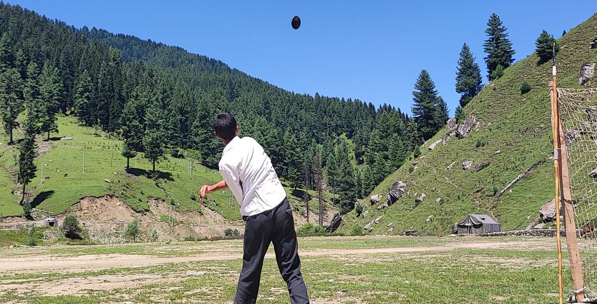 PRODefSrinagar's tweet photo. #IndianArmy organised first ever  #Machhal athletics meet for the youth of #Machhal. Students from various schools participated in track &amp; field event and enjoyed to the fullest
@SpokespersonMoD @adgpi @ddnewsSrinagar
@ChinarcorpsIA 
@NorthernComd_IA 
@WorldAthletics https://t.co/Th2EDn7kLo