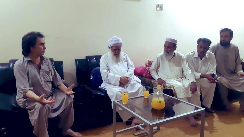 متحدہ حکومتی اتحاد کے NA22 کےامیدوار برائے قومی اسمبلی  حضرت مولانا محمد قاسم صاحب ۔پاکستان پیپلز پارٹی ضلع مردان کے جنرل  سیکرٹری اورنگزیب خان کے ساتھ ملاقات کر رہے ہیں مکمل تعاون کی یقین دھانی کی۔۔۔