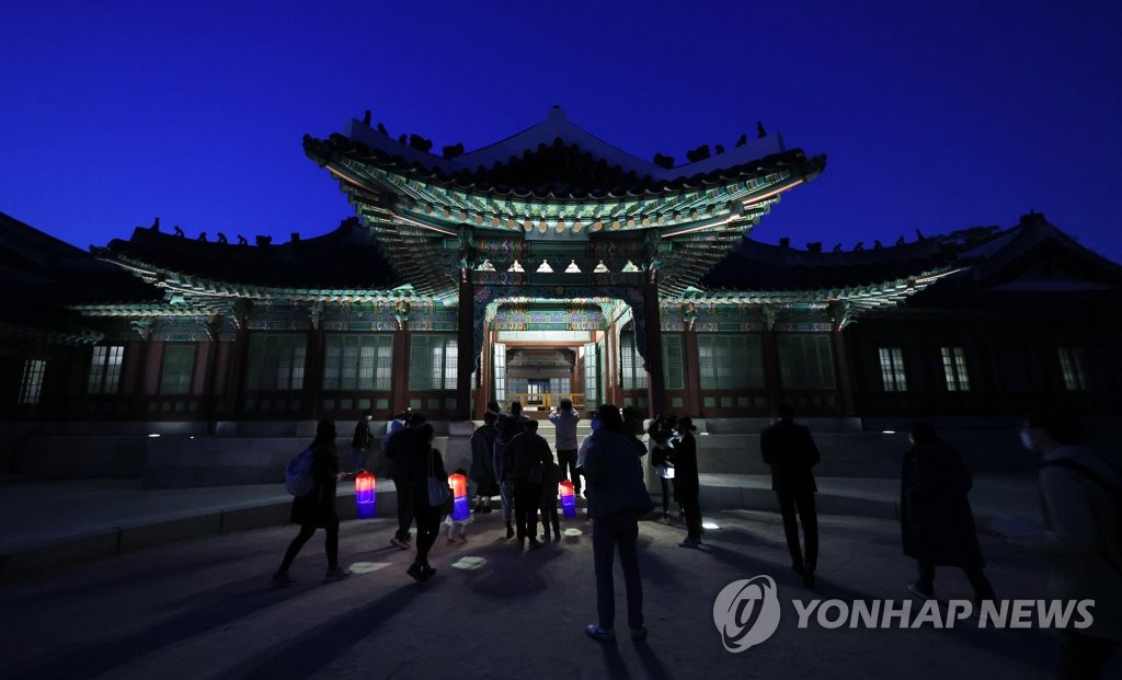 kvibe_yonhap's tweet photo. 'Moonlight Tour at Changdeokgung Palace' will be held next month with 150 people per day, so make sure to check it out!! 😆👏🌙
#moonlighttour #changdeokgungpalace
https://t.co/HHEUpFyjhN https://t.co/av31oq3x87