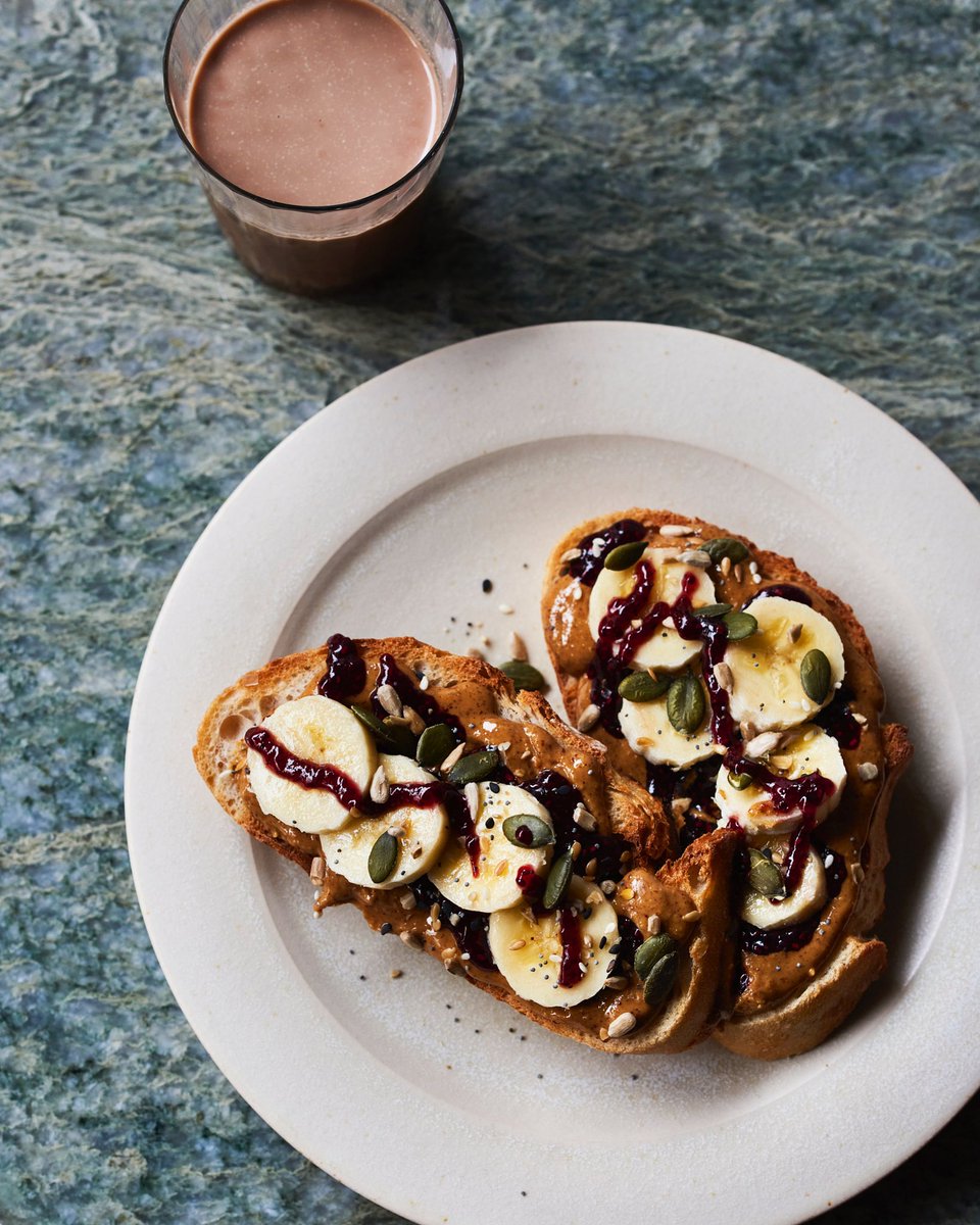 Almond butter, berry chia jam, cinnamon bananas, superseeds, sourdough.
With our chocolate almond mylk #CocoLoco⚡️⚡️⚡️

#thejuicesmith #almondbutter #peanutbutterontoast #peanutbutterandjam #toast #sourdough #banana #chiajam #berries #sueprseeds #breakfast #vegan #veganbreakfast