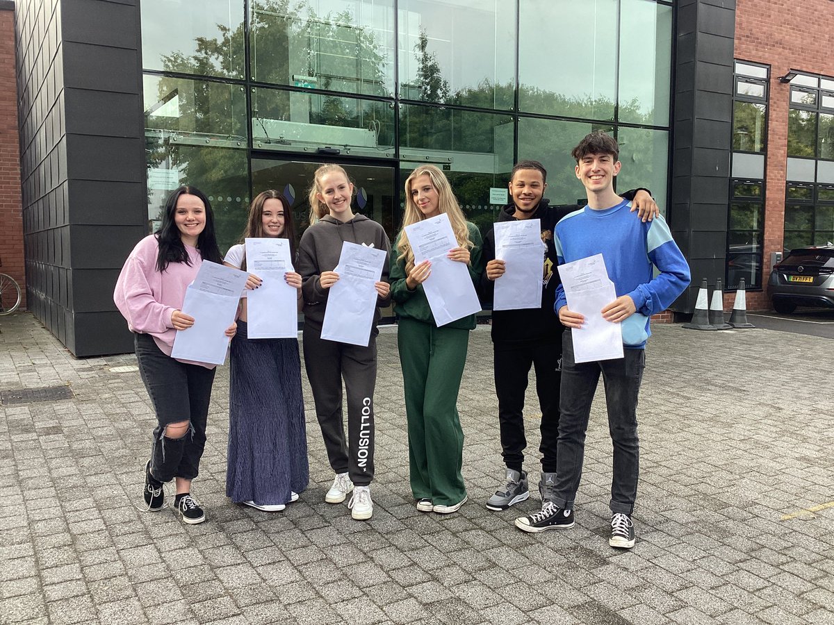 Well done to our drama students Nikhita, Mae, Isobel, Romaio, Elise, and Matthew! Achieving 4 A*s, 4 As, and 5 Bs between them! They will be going to @leedsbeckett @SwanseaUni @warwickuni and @ManMetUni 🎉🎉 #CHHSResults22 #AlevelResultsDay2022 #alevelresultsday