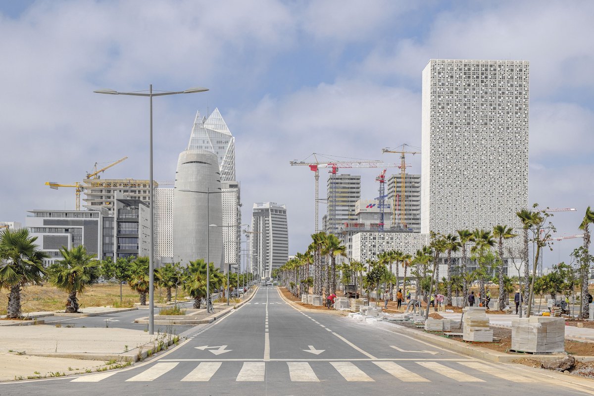 anfa_casa's tweet photo. L’aménagement de la phase 2 de Casa Anfa est en cours. A date d’aujourd’hui, les travaux d’aménagement concernant notamment une deuxième phase du quartier de la place financière et une deuxième phase du quartier Anfa Cité de l’Air sont finalisés. 
(Photos par Alessio Mei) https://t.co/nFdZj26S9S