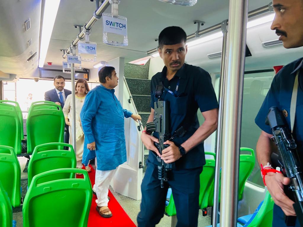 sameerdixit16's tweet photo. The man who turns Vision into Reality - @nitin_gadkari
Cabinet Minister Gadkari today unveiled the first AC Double Decker ELECTRIC Bus that will join the fleet of BEST buses in #Mumbai
It will be called #MetroDecker
@myBESTElectric #cleanenergy #futuretransport @kaustubhphaltan https://t.co/x6QcXo7Ahb