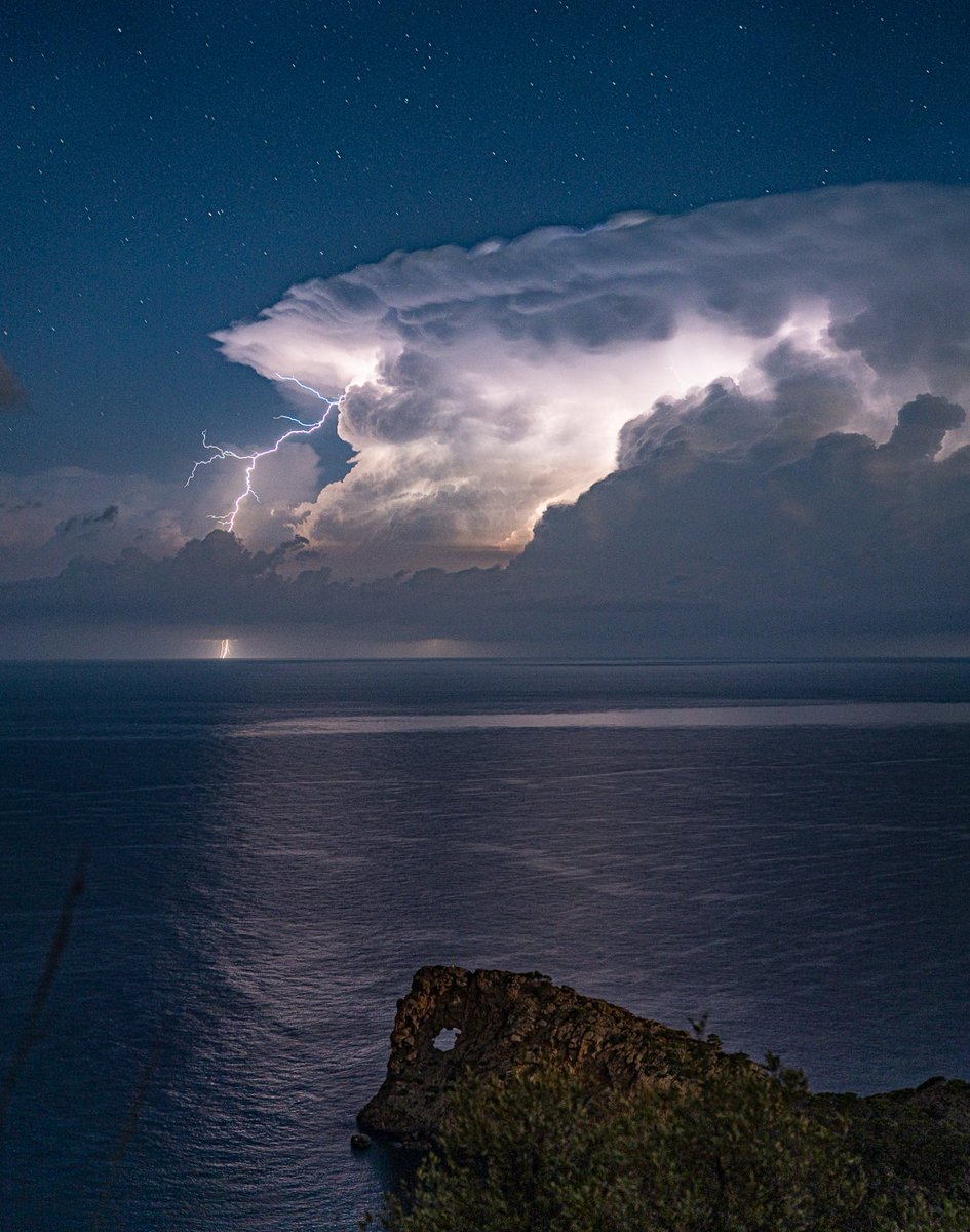 Aquesta passada matinada s'ha pogut veure un gran espectacle des de la Serra de Tramuntana ⚡⚡ foto des de sa Foradada, mentre la tempesta s'apropava a Mallorca