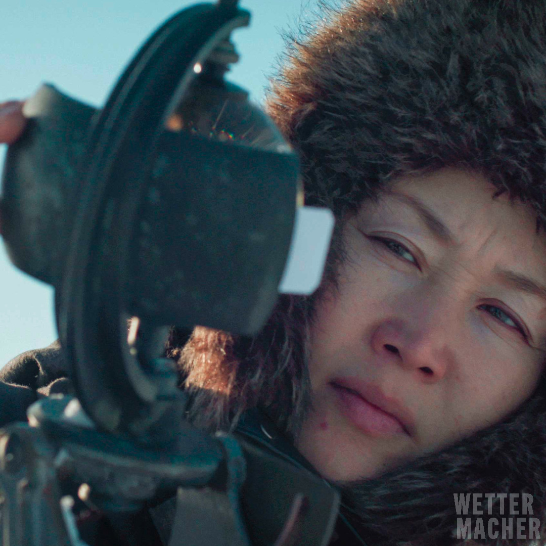 Der einsamste Arbeitsplatz der Welt: In Kino-Doku „Wettermacher“ fängt Kult-Regisseur Stanislaw Mucha in großen Bildern die Schönheit der sibirschen Tundra und ihrer skurrilen Bewohner ein! Ab heute im bundesweit im Kino🎥🥳: wfilm.de/wettermacher

#kino #dokumentarfilm
