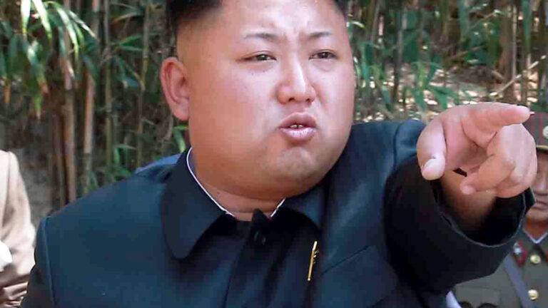 StopKpop3's tweet photo. Kim dzong Un i jumgkook !
Co znacza te podobieństwa w gestykulacji? 
CZY JUNGKOOK JEST ZBRODNIARZEM? 🇰🇵🇰🇵🇰🇵🇰🇵🇰🇵 https://t.co/EEYtXGspa3