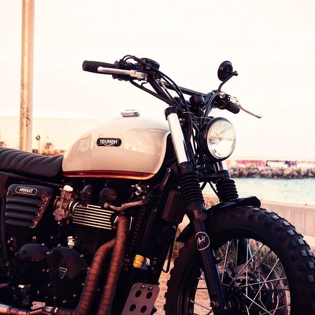 Summer at the beach! Ride on! Un toque especial para tu #Triumph  Mira nuestra sección de accesorios especiales para modern classic 2000-2015 #bonneville #t100  #caferacerbarcelona #tallercaferacer #tiendacaferacer #triumphscrambler instagr.am/p/ChZMOxOgeMv/