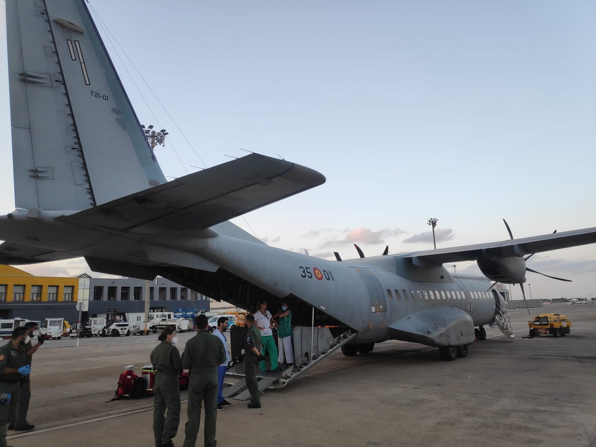 EjercitoAire's tweet photo. ¡#BuenosDías aviadores! 🌞 

“Por el cielo siempre a tiempo” es el lema de nuestros compañeros de la Unidad Médica de Aeroevacuación (#UMAER) ⛑️✈️ 

El pasado 15 de agosto realizaron la aeroevacuación de un bebé de 5 días en estado grave.

🗞 https://t.co/x2GSUe3CrE

#SomosElAire https://t.co/ow1IKIpVQr