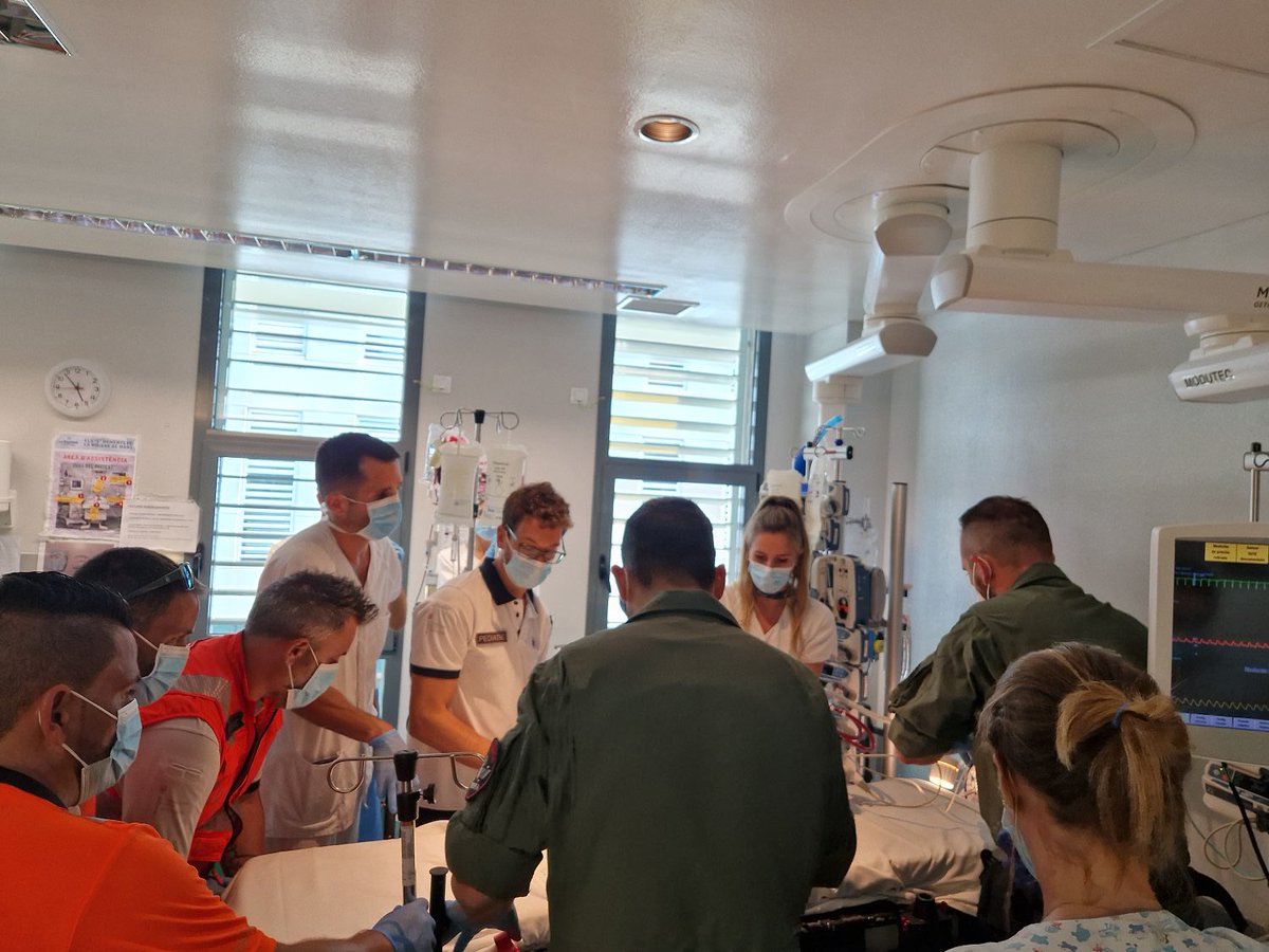 EjercitoAire's tweet photo. ¡#BuenosDías aviadores! 🌞 

“Por el cielo siempre a tiempo” es el lema de nuestros compañeros de la Unidad Médica de Aeroevacuación (#UMAER) ⛑️✈️ 

El pasado 15 de agosto realizaron la aeroevacuación de un bebé de 5 días en estado grave.

🗞 https://t.co/x2GSUe3CrE

#SomosElAire https://t.co/ow1IKIpVQr