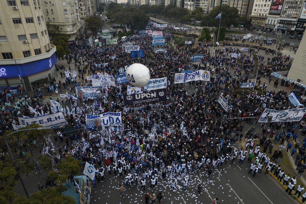 USImmigration18's tweet photo. Argentina Protest https://t.co/qlpqimRfvw https://t.co/Psbrfl8jzS