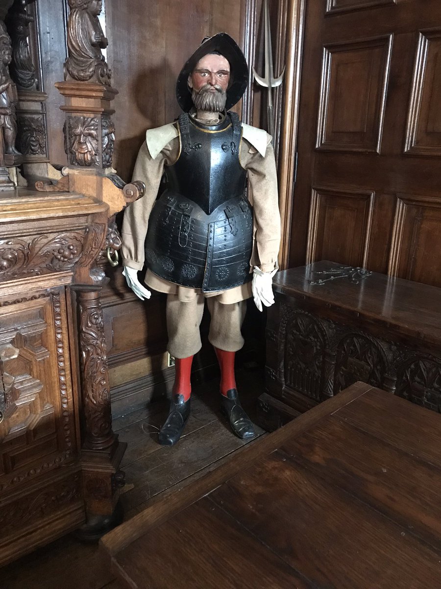 driftingdeeps's tweet photo. Ate breakfast under the baleful glares of this guy and some of the usual portraits of terrifying children https://t.co/UIfOVgbR4M