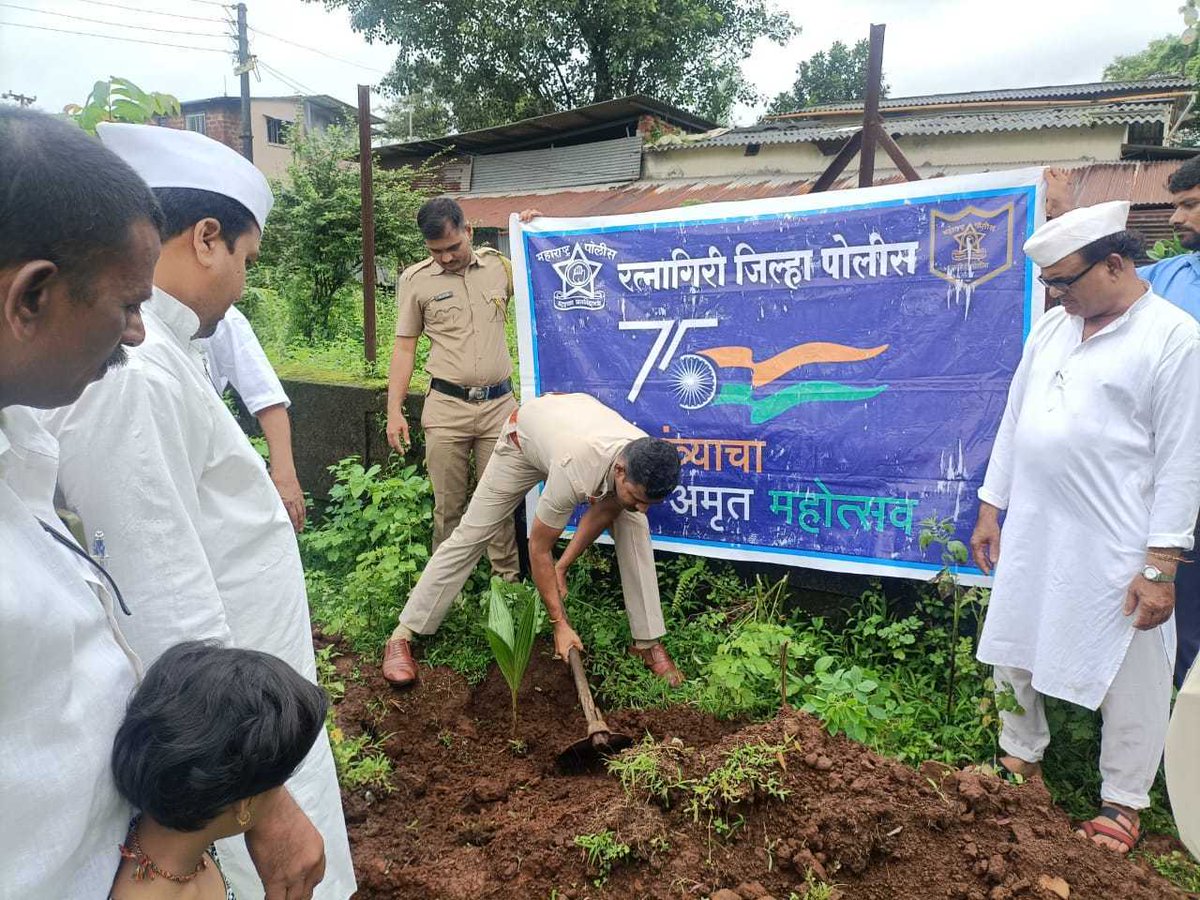 RatnagiriPolice's tweet photo. दिनांक १५ ऑगस्ट २०२२ रोजी "आझादी का अमृत महोत्सव" निमित्त खडपोली-अलोरे येथे पोलीस व ग्रामस्थांच्या मदतीने फळ झाडांचे रोपण करण्यात आले. @DGPMaharashtra #AmritMahotsav #TreePlantation @InfoRatnagiri #Alore #Ratnagiri #RatnagiriPolice https://t.co/g6Yskm6XMd