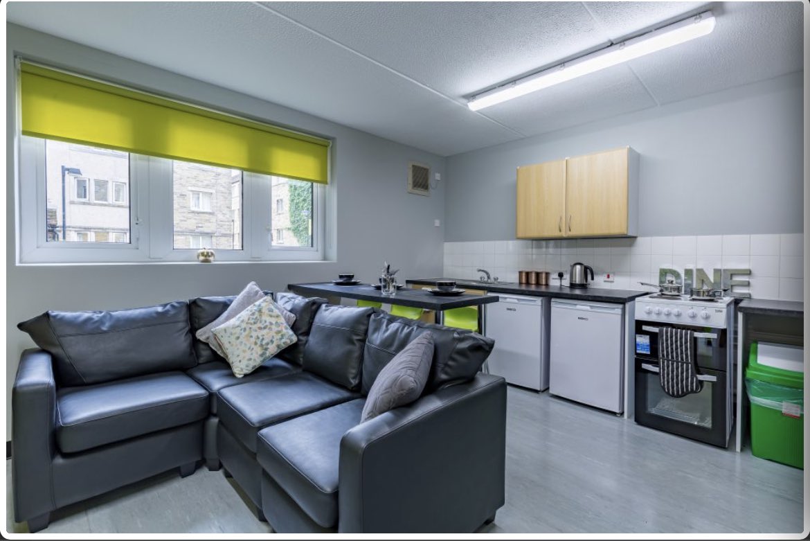 freakinndeakin's tweet photo. Room available at storthes hall park, Huddersfield
bar on site,
freshers events
discounted rent &amp; friendly flatmates 

message me details

#Huddersfield #huddersfielduni #huddersfielduniversity #stortheshall #stortheshallpark #clearing #freshers2022 #alevels2022 https://t.co/7C7vipjcQL