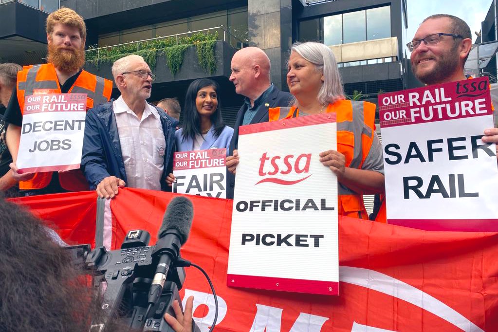 Proud to join the <a href="/RMTunion/">RMT</a> <a href="/TSSAunion/">TSSA</a> picket line at Euston this morning to stand in solidarity with workers fighting for fair pay, safety and security on our railways.