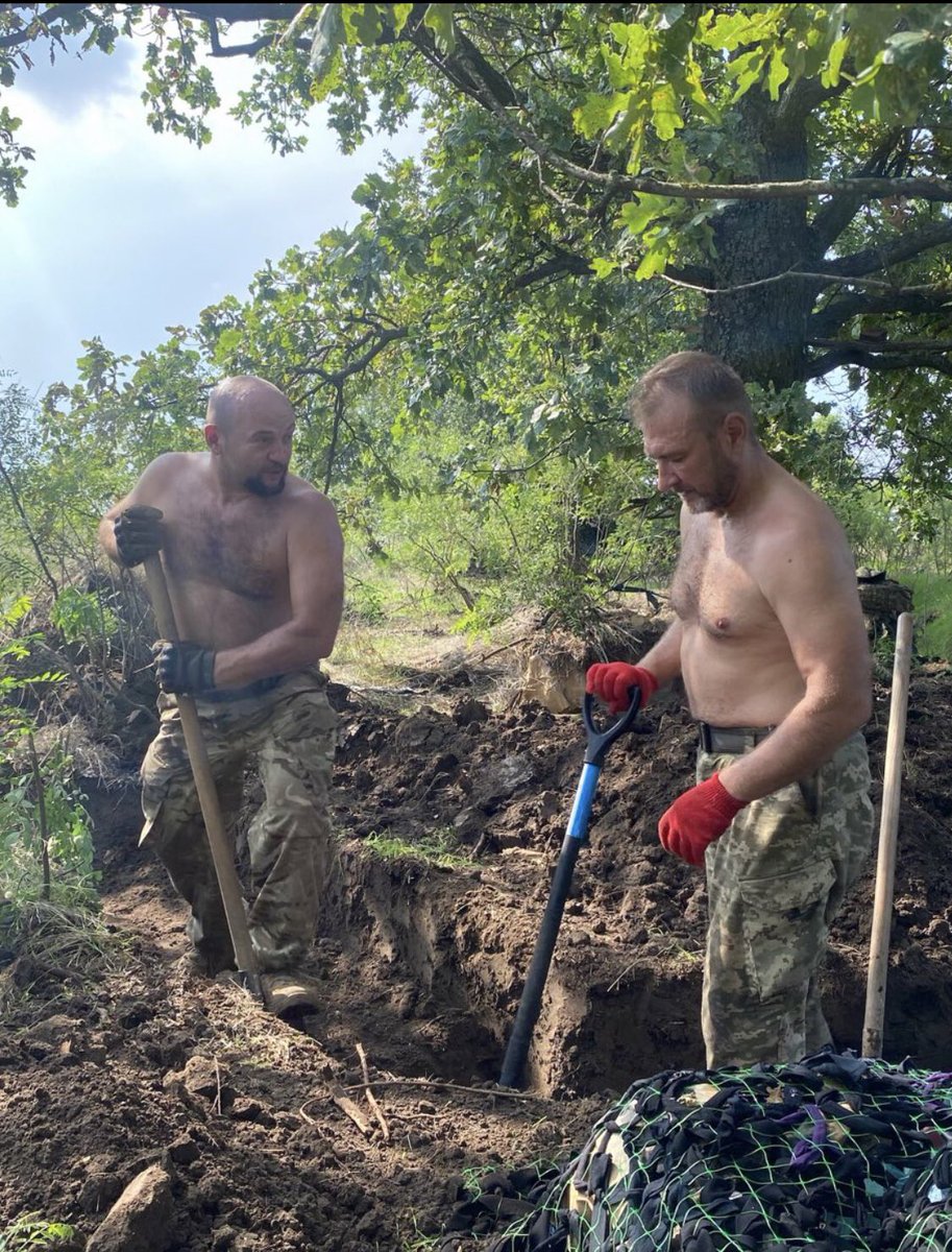 KarakaiRevenant's tweet photo. Справжні інтелектуали та енциклопедисти завжди знайдуть приміненення видатним розумовим здібностям в полі за відсутності дощу та обстрілів. https://t.co/jWSvlb10zo