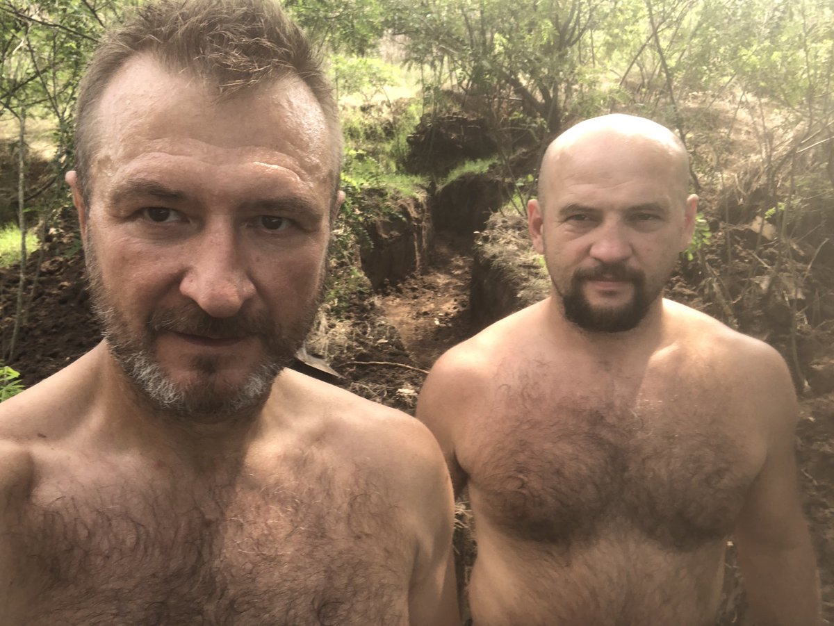 KarakaiRevenant's tweet photo. Справжні інтелектуали та енциклопедисти завжди знайдуть приміненення видатним розумовим здібностям в полі за відсутності дощу та обстрілів. https://t.co/jWSvlb10zo