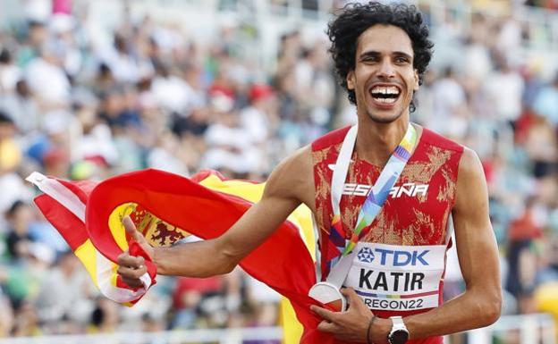 FonsiLoaiza's tweet photo. Medallas de oro en el Europeo de atletismo. Mohamed Katir, inmigrante cuyo padre vino en patera. Asier Martínez, vasco de izquierdas. Ya han hecho más por España que el ultraderechista Santi Abascal, que a sus 46 años nunca ha cotizado fuera de la política. https://t.co/6bnJU0shlh