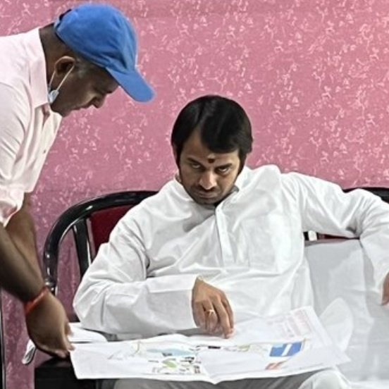 Afantilal's tweet photo. @TejYadav14 Jab aap exam me farre chalakar answer likh rahe ho. 🤣 https://t.co/EfYGtarVXn