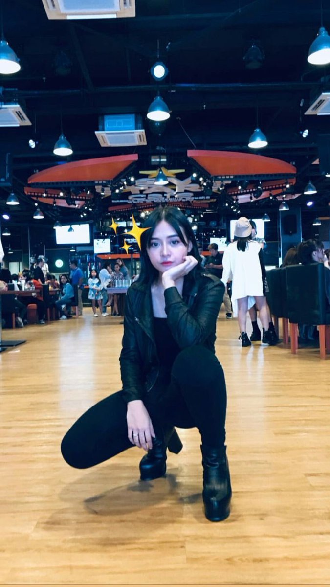 GABBolism's tweet photo. Lakas ng pagkathrowback ng buhok niya 

#GabbSkribikin 
#UniGabb https://t.co/QPBUNizd6U