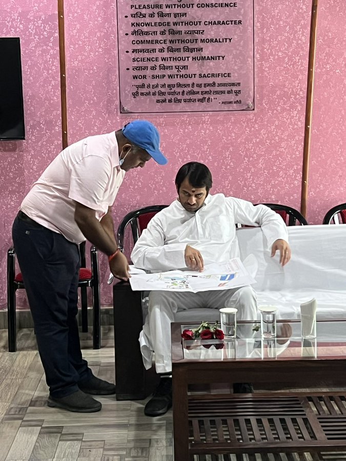 Afantilal's tweet photo. @TejYadav14 Jab aap exam me farre chalakar answer likh rahe ho. 🤣 https://t.co/EfYGtarVXn