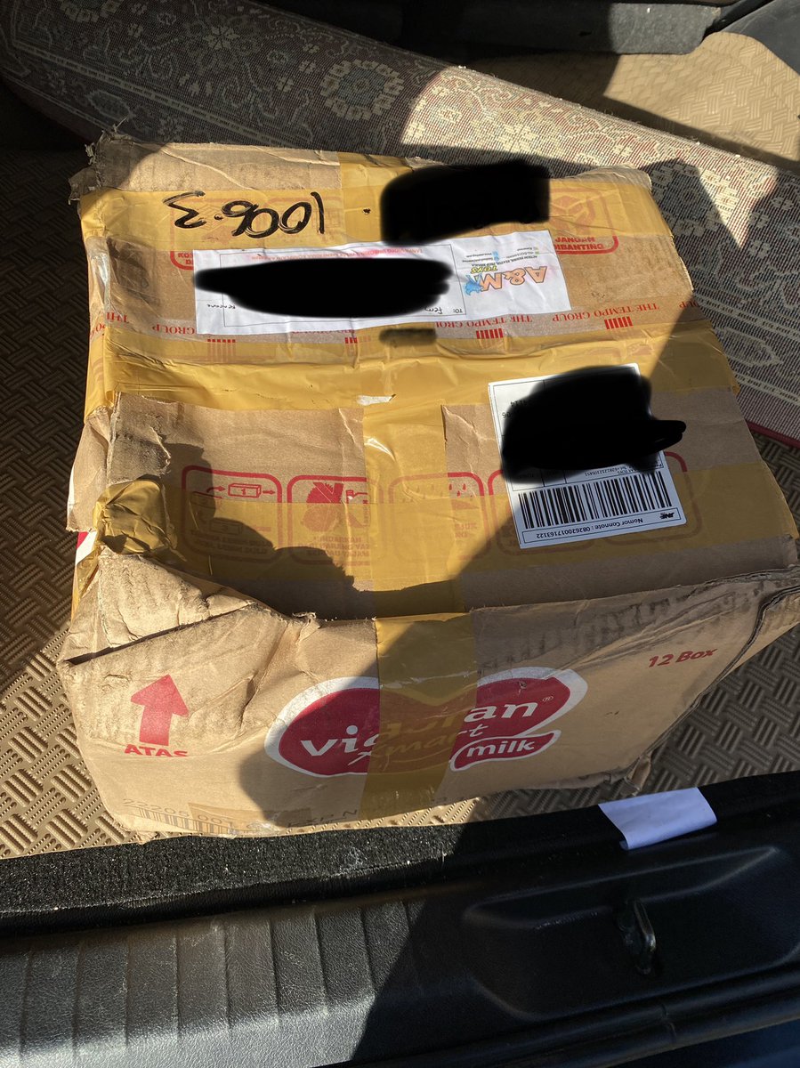 Mufefi's tweet photo. Sial, yg kek gini mo minta tanggung jawab kesiapa udah bingung gak tau lagi, mending ni paket hilang aja terus diganti full duit ama @JNECare @JNE_ID daripda datang datang keadaan kayak begini. #paket #jne #paketrusak https://t.co/BsjOyGRWht