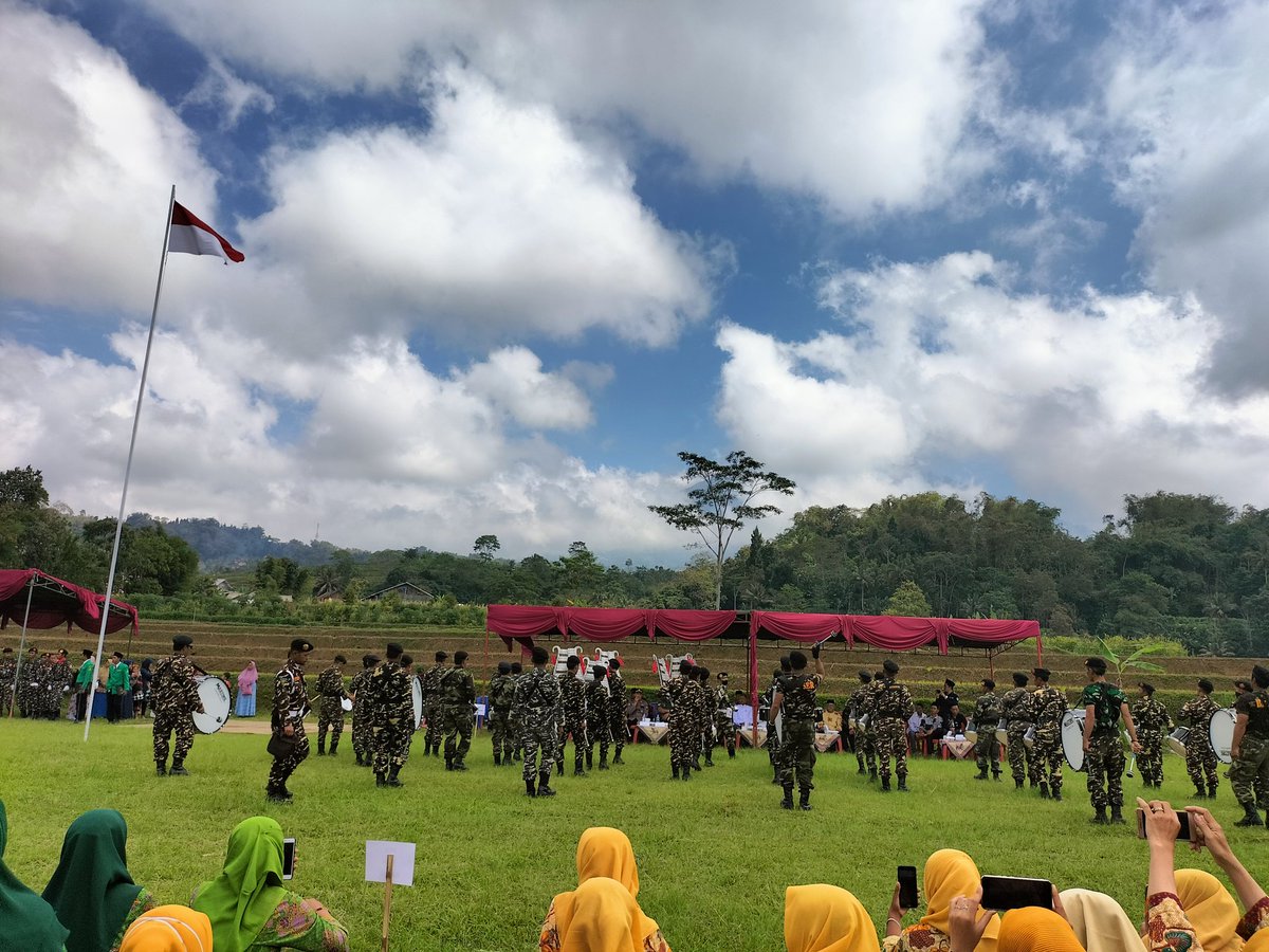 Acara dimeriahkan oleh Grup Marching Band Satkoryon Banser Kec Windusari. (Kamis, 18-08-2022)

Pulih Lebih Cepat, Bangkit Lebih Kuat
#HUTRI77