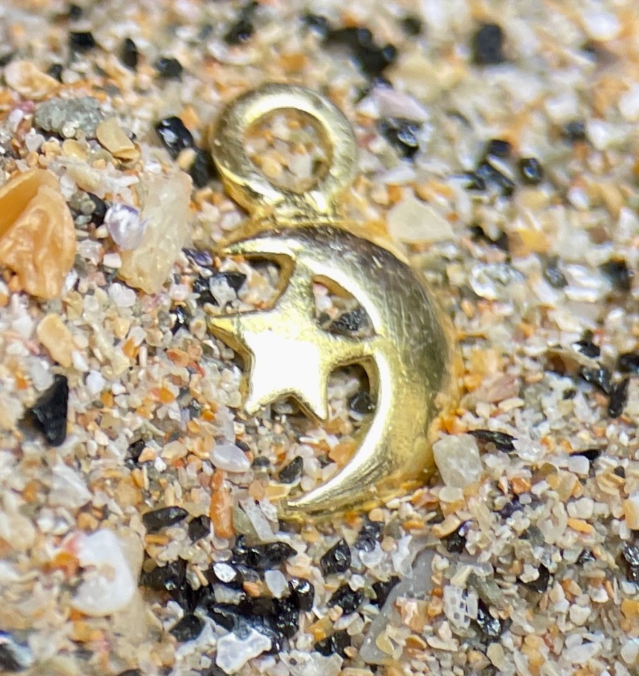 LegoLostAtSea's tweet photo. Gold...not quite the #NebraSkyDisc but it will do... https://t.co/250MHSZ2gP