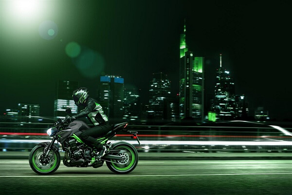 Atvrom1's tweet photo. Motocicletele Kawasaki de serie Z domina pe scena de supernaked-uri, oferind tehnologie avansata si un styling Sugomi unic cu scheme de culoare atractive pentru sezonul 2023. 💨💨 https://t.co/5n4Gz47nIY 

#z900 #kawasaki #motocicleta948cc #motocicletekawasaki #z900se #atvrom https://t.co/TMI2l9nC42