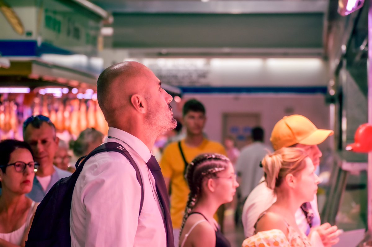 Mapilife's tweet photo. ⚽️⚽️ Exclusiva #Mapilife ⚽️⚽️
📸 Pep Guardiola comprant al Mercat de Salou 📸 Pep Guardiola shopping at Salou Market. https://t.co/ONaCdeP0xB