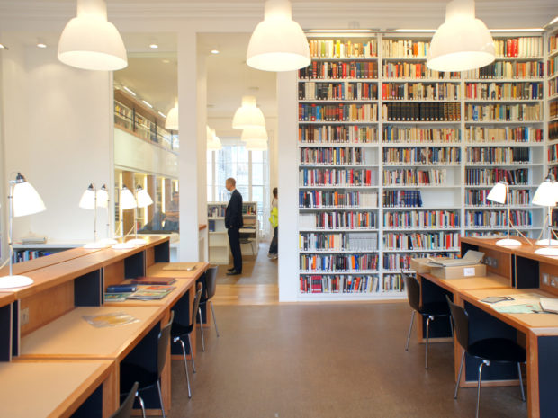 🚨We're hiring!🚨 

The Library is seeking a Reader Services Librarian - an exciting opportunity to positively change the way our Reading Room operations support access to Britain’s foremost collection regarding the Holocaust. More info... tinyurl.com/3brb87bc #LibraryJobs