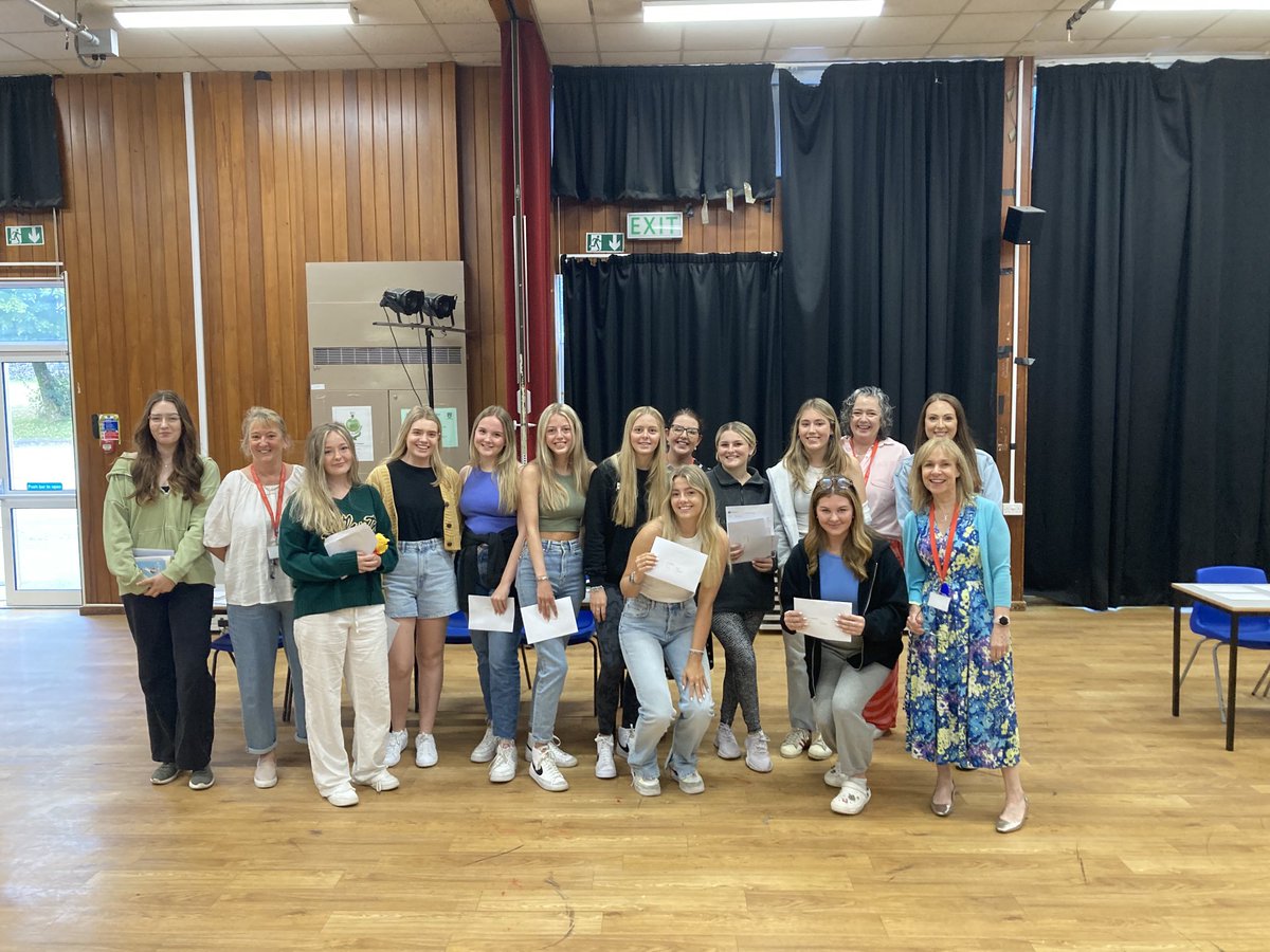 Llongyfarchiadau enfawr i Flwyddyn 13 ar ganlyniadau arbennig! Rydym mor falch ohonoch. Congratulations to Year 13 on their fantastic results. So proud of you all. ⁦⁦<a href="/RCTCouncil/">RCT Council</a>⁩  ⁦@CSCJES⁩ Pob lwc i chi i gyd ar y cam nesaf!