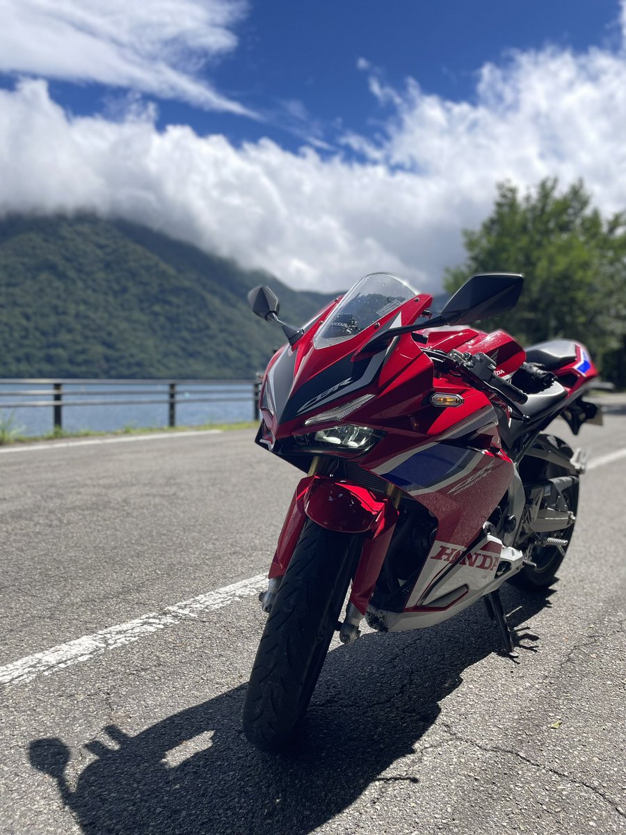 masa09126's tweet photo. 今日はcbr250rrで走ってきました。
cbより速い、足付きいい（笑）
キャラクターの違うバイク乗るのは、
自分のバイクとの比較もできて楽しい😆

#cbr250rr #mc51 #ホンダ 
#バイク乗りと繋がりたい 
#バイク好きと繋がりたい https://t.co/UEf5k4dwPE