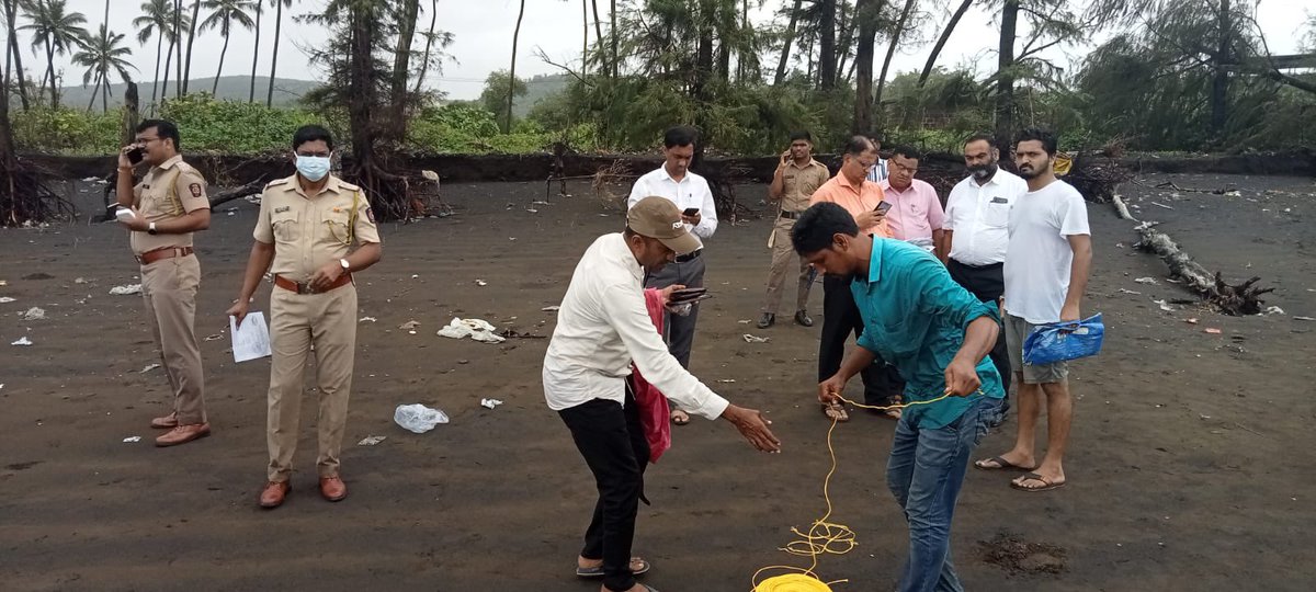TejasBorghare77's tweet photo. रायगड जिल्ह्यातल्या #हरिहरेश्वर आणि भरडखोल याठिकाणी संशयास्पद बोट सापडलीय. या बोटीत शस्त्र सापडल्याची माहिती समोर आली असून बोटीत 4 एके 47 सापडल्याची माहीती मिळतीय या सर्व
#BreakingNews #Boat #WeaponsFound #Raigad #Harihareshwar #रायगड #कोकण #kokan #konkan https://t.co/UacYeSIehm