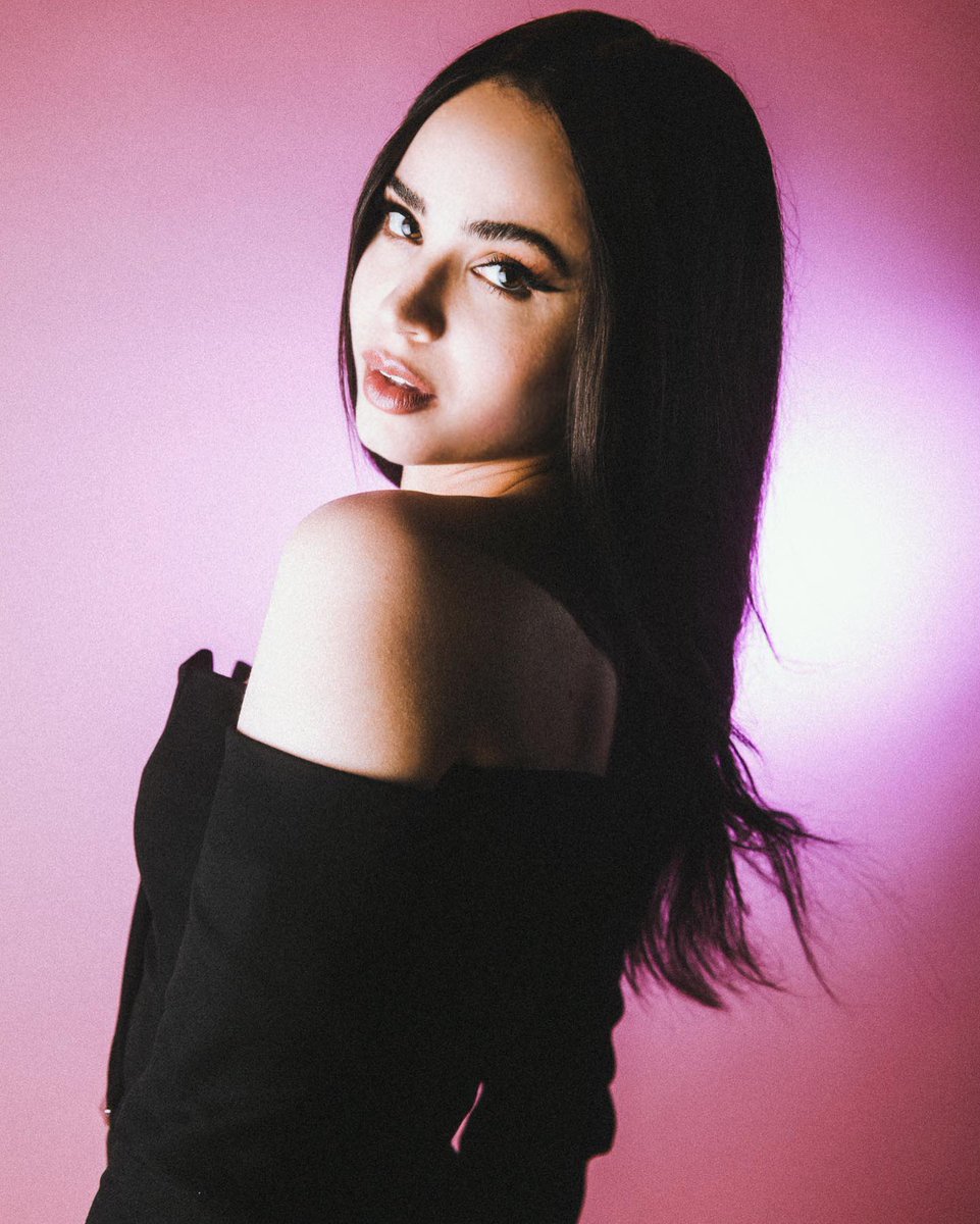 artforsofy's tweet photo. i love this woman 🖤 https://t.co/2oS6PX14gX