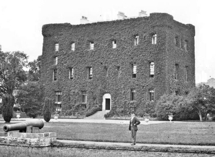 StatelyHomeNews's tweet photo. #OTD 18 August 1922 #Centenary Macroom Castle, Macroom, Co Cork #BigHouseBurnt #IrishCivilWar. Owner Baroness Ardilaun. Mostly demolished 1967.
https://t.co/dh3PbyJCEL
https://t.co/zbu0hVdesO https://t.co/8d1sJkxB8J