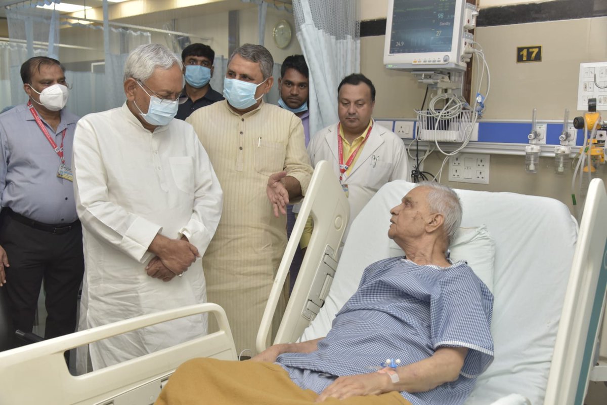 NitishKumar's tweet photo. इंदिरा गांधी आयुर्विज्ञान संस्थान (आई०जी०आई०एम०एस०) में ऊर्जा-सह-योजना एवं विकास मंत्री श्री बिजेन्द्र प्रसाद यादव जी का कुशलक्षेम पूछा। https://t.co/Q7D6JxPIZs