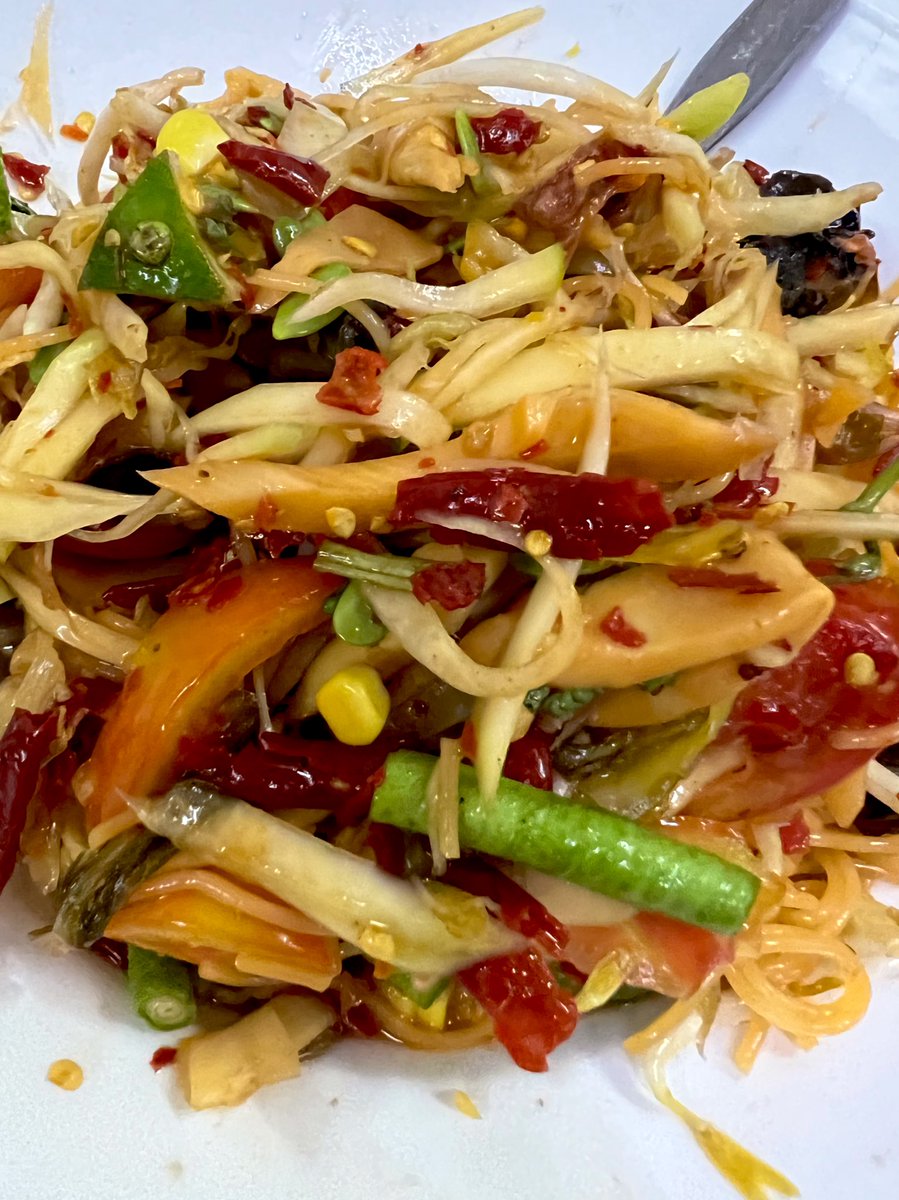 omeleteshrimp's tweet photo. แซ่บนัวไม่กลัวใคร ส้มตำแซ่บๆเผ็ดๆ อยากแนะนำร้านประจำเราใกล้แยกบ้านแขก ตรงข้าม💵ธ.กรุงไทยร้านนี้เลย รสชาตินัวสุดเผ็ดแบบโอโห😮 พริกเป็นกำ ปลาร้าหอมลื้ม เราสั่งตำกุ้งสดกับตำป่ามา ซี๊ดปากไปหลายรอบแต่ก็หมดนะ 5555 ไปลองได้เลยราคาไม่แพง #ไข่เจียวกุ้งรีวิว #อร่อยบอกต่อ 
@aroii @Kin24hrs https://t.co/r4DQQ4WzWp