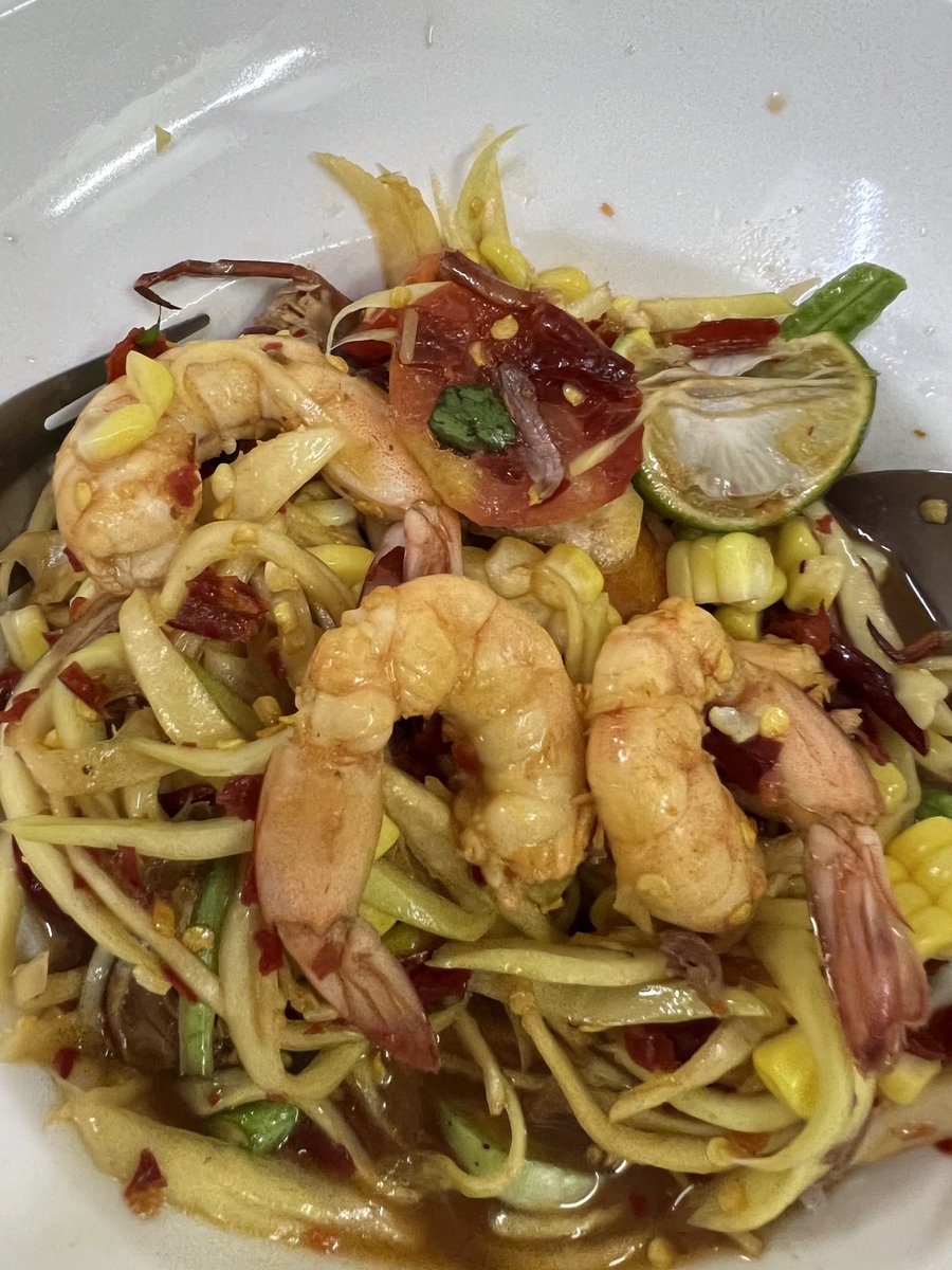 omeleteshrimp's tweet photo. แซ่บนัวไม่กลัวใคร ส้มตำแซ่บๆเผ็ดๆ อยากแนะนำร้านประจำเราใกล้แยกบ้านแขก ตรงข้าม💵ธ.กรุงไทยร้านนี้เลย รสชาตินัวสุดเผ็ดแบบโอโห😮 พริกเป็นกำ ปลาร้าหอมลื้ม เราสั่งตำกุ้งสดกับตำป่ามา ซี๊ดปากไปหลายรอบแต่ก็หมดนะ 5555 ไปลองได้เลยราคาไม่แพง #ไข่เจียวกุ้งรีวิว #อร่อยบอกต่อ 
@aroii @Kin24hrs https://t.co/r4DQQ4WzWp
