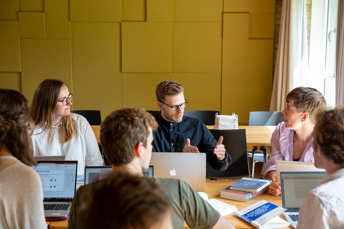 Calling #PhD students and junior faculty in social sciences📢 This fall Professors Derek Beach and Levente Littvay - and Assistant Professor Lea Sgier offer courses in Qualitative interviewing, Process-tracing methods, and Multilevel modelling. Info➡️ps.au.dk/fall-methods-w…