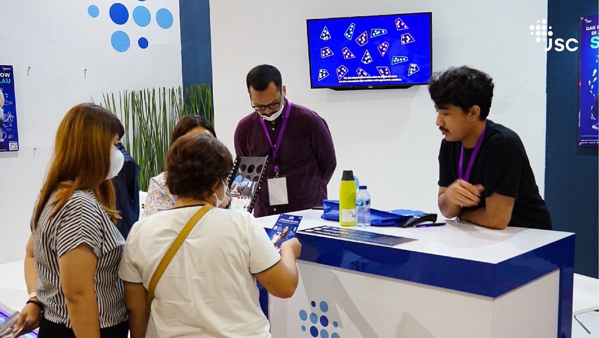 jkt_smartcity's tweet photo. JSC hadir memberikan sosialisasi mengenai smart city dan program JSC ke depannya. Ada yang ketemu tim JSC gak di pameran ini?π
#JakartaSmartCity #IPEX2022 #JakartaConventionCenter #JakartaKolaborasi https://t.co/gqtZZMI7eR